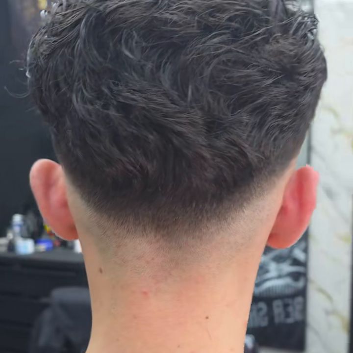 Hinterkopf mit frischem Fade und sauberer Kontur im Nacken